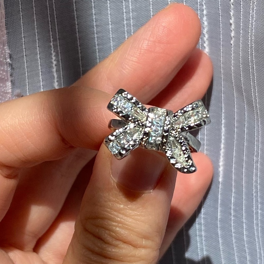 Size 6 Baguette bow shiny zirconia ring - Picture 3 of 5